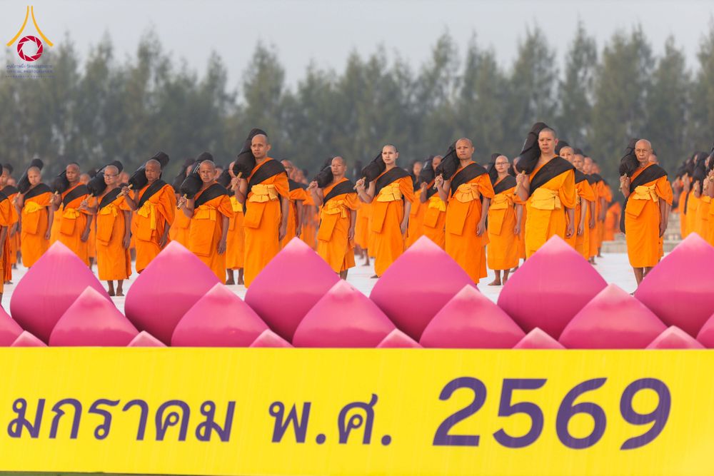 ภาพ No.299838:วันที่ 19 มกราคม พ.ศ.2569 พระธรรมยาตราปฏิบัติธรรมและถ่ายภาพหมู่ประวัติศาสตร์ ณ อนุสรณ์สถานลำดับที่ 5 สถานที่เผยแผ่วิชชาธรรมกายครั้งแรก  อนุสรณ์สถานบางปลาวัดบางปลา อ.บางเลน จ.นครปฐม ในโครงการธรรมยาตรา กตัญญูบูชา มหาปูชนียาจารย์ พระมงคลเทพมุนี(สด จนฺทสโร) 