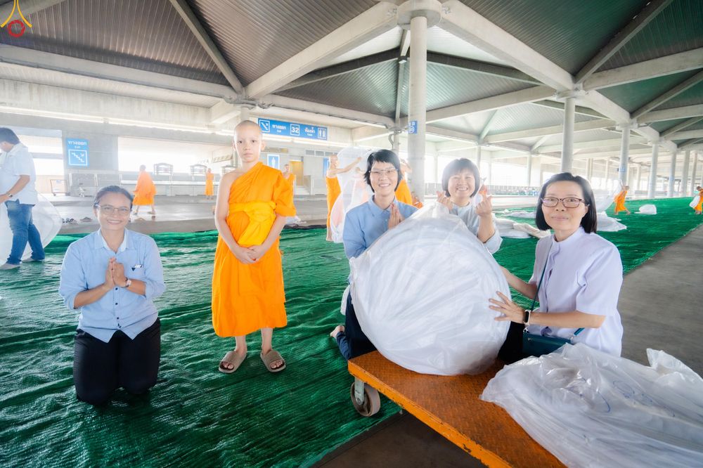 ภาพ No.323029:วันที่ 17-19 เมษายน พ.ศ.2569 การปูผ้ากระสอบขาว , เตรียมจุดฉัน , เตรียมจุดพักค้าง เพื่องานถวายมหาสังฆทาน 40,000 กว่าวัดทั่วประเทศ วันคุ้มครองโลก 22 เมษายน พ.ศ.2569 วัดพระธรรมกาย
