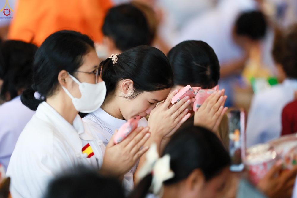 ภาพ No.337654:วันอาทิตย์ต้นเดือน 5 กรกฎาคม พ.ศ.2569 พิธีตักบาตรข้าวสารอาหารแห้ง  ณ บ้านแก้วเรือนทองคุณยายฯ วัดพระธรรมกาย