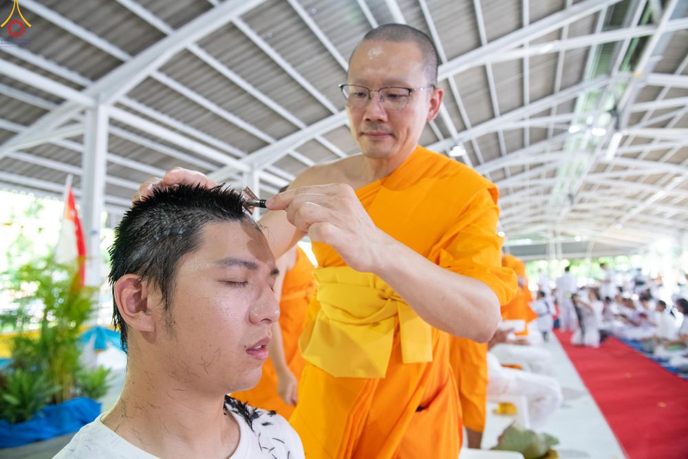 ภาพ No.338335:วันอาทิตย์ที่ 5 กรกฎาคม พศ.2569 พิธีตัดปอยผมธรรมทายาทนานาชาติ IDOP รุ่นที่ 21 จากประเทศจีน มาเลเซีย สิงคโปร์ และไต้หวัน ณ โถงช้าง วัดพระธรรมกาย