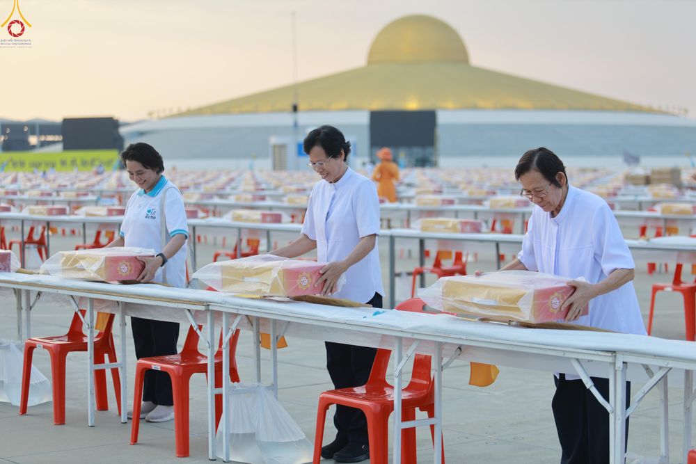 ภาพ No.322626:วันที่ 17 เมษายน พ.ศ.2569 การเรียงกล่องไทยธรรม เรียงน้ำดื่ม เรียงร่ม ณ ลานธรรมพระมหาธรรมกายเจดีย์ เพื่องานถวายมหาสังฆทาน 40,000 กว่าวัดทั่วประเทศ วันคุ้มครองโลก 22 เมษายน พ.ศ.2569 วัดพระธรรมกาย