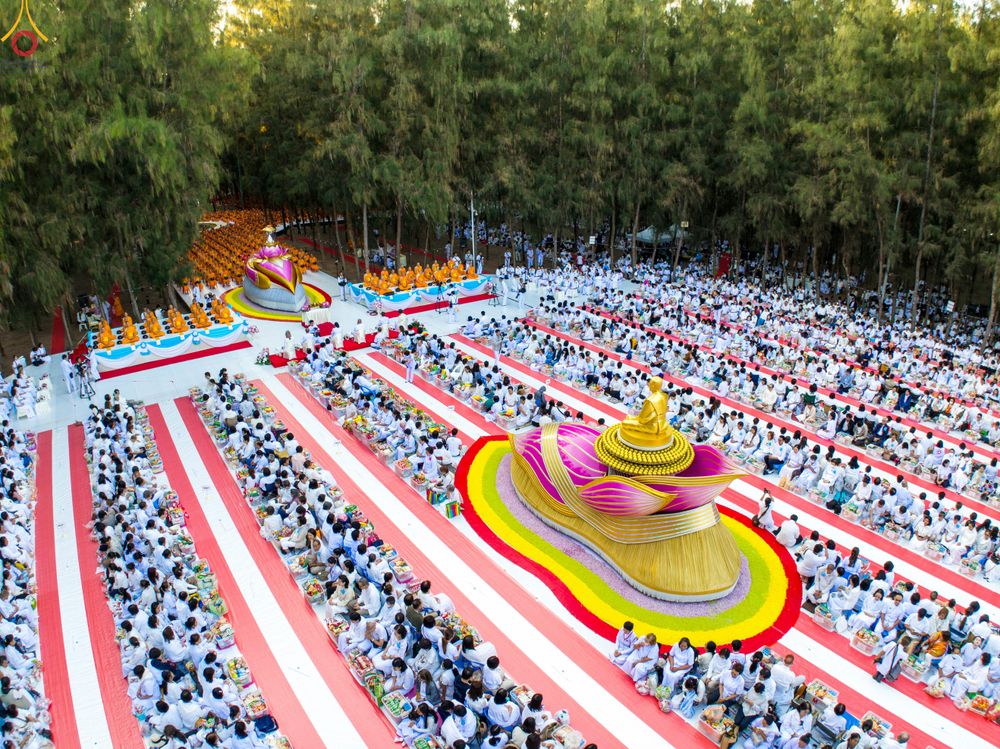 ภาพ No.289345:วันที่ 7 มกราคม พ.ศ. 2569 พิธีตักบาตรพระธรรมยาตรา ณ อนุสรณ์สถานลำดับที่ 1 สถานที่เกิดด้วยรูปกายเนื้อ อนุสรณ์สถานมหาวิหารพระมงคลเทพมุนี (โลตัสแลนด์) อ.สองพี่น้อง จ.สุพรรณบุรี ในโครงการธรรมยาตรา กตัญญูบูชา มหาปูชนียาจารย์ พระมงคลเทพมุนี(สด จนฺทสโร) พระผู้ป