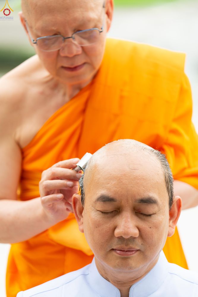 ภาพ No.330216:วันที่ 30 พฤษภาคม พ.ศ.2569 พิธีตัดปอยผมและปลงผม อุบาสกอุปสมบทอุทิศชีวิต 11 ท่าน ณ โบสถ์พระไตรปิฎก วัดพระธรรมกาย จังหวัดปทุมธานี