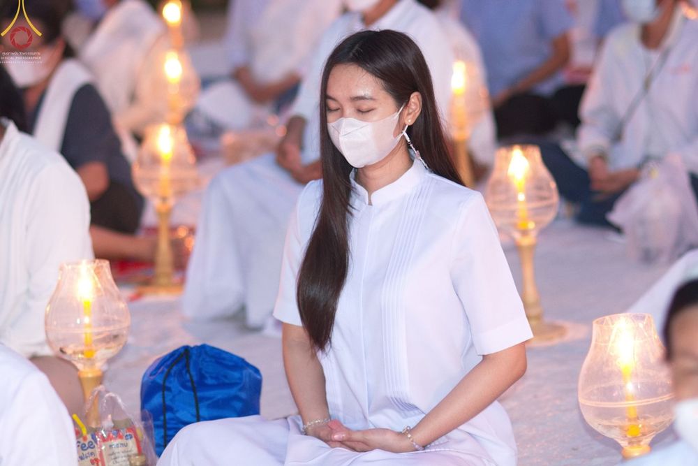 ภาพ No.71935:พิธีจุดประทีปถวายเป็นพุทธบูชา และบูชาธรรมมหาปูชนียาจารย์ ในโครงการธรรมยาตรากตัญญูบูชา มหาปูชนียาจารย์ พระมงคลเทพมุนี(สด จนฺทสโร) พระผู้ปราบมาร ปีที่ 11 ณ อนุสรณ์สถานลำดับที่ 3 สถานที่เกิดใหม่ในเพศสมณะ วัดสองพี่น้อง อ.สองพี่น้อง จ.สุพรรณบุรี วันที่ 17 มกร