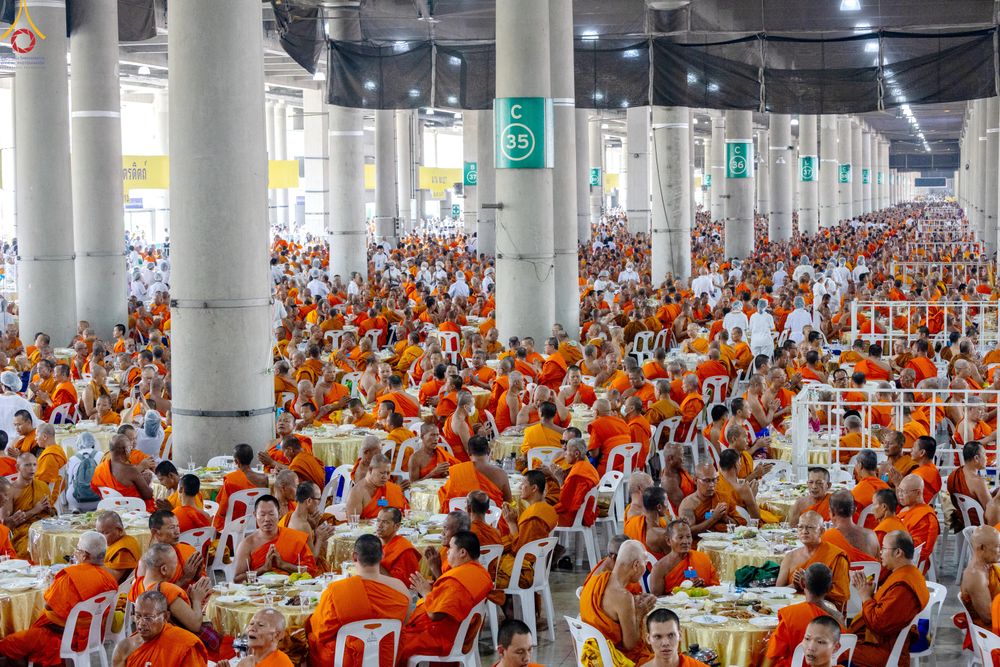 ภาพ No.323769:วันที่ 22 เมษายน พ.ศ.2569(วันคุ้มครองโลก) งานถวายมหาสังฆทาน 40,000 กว่าวัดทั่วประเทศ คณะสงฆ์ฉันภัตตาหารเพล