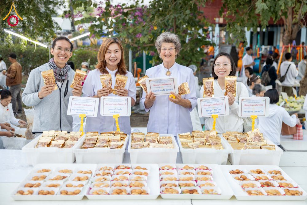 ภาพ No.293764:วันที่ 14 มกราคม พ.ศ. 2569  พิธีถวายภัตตาหารเป็นสังฆทาน แด่พระธรรมยาตรา  ณ วัดสองพี่น้อง ต.ต้นตาล อ.สองพี่น้อง จ.สุพรรณบุรี  ในโครงการธรรมยาตรา กตัญญูบูชา มหาปูชนียาจารย์  พระมงคลเทพมุนี(สด จนฺทสโร) พระผู้ปราบมาร  อนุสรณ์สถาน 7 แห่ง ปีที่ 14