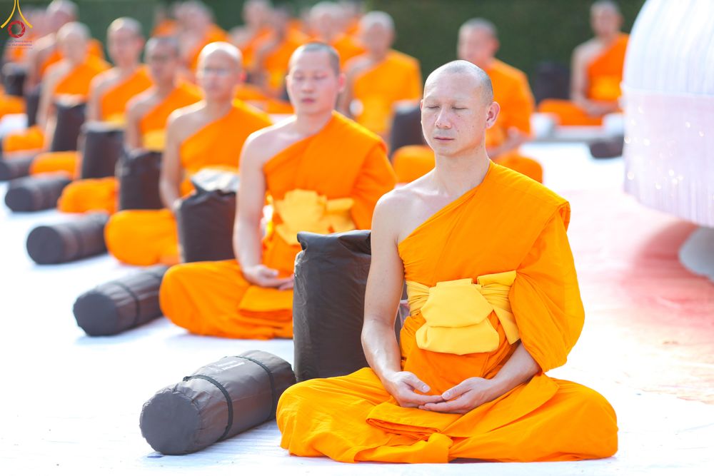 ภาพ No.281693:วันที่ 24 ธันวาคม พ.ศ.2568 พระธรรมยาตรา ปฏิบัติธรรม และถ่ายภาพหมู่ประวัติศาสตร์ ณ ลานหน้ามหาวิหารพระมงคลเทพมุนีฯ วัดพระธรรมกาย