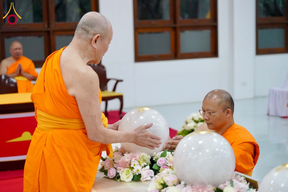 ภาพ No.294283:วันอาทิตย์ที่ 14 ธันวาคม พ.ศ.2568 พิธีเจริญพระพุทธมนต์สมโภชดวงแก้วลูกนิมิตเอก และดวงแก้วนิมิตปฏิบัติธรรม อัญเชิญประดิษฐาน  ณ วัดพระธรรมกายในประเทศสหรัฐอเมริกาและประเทศเยอรมนี 7 แห่ง ณ อาคารปลูกศรัทธา 2 วัดพระธรรมกาย