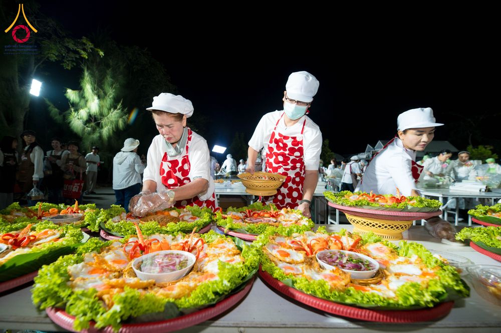 ภาพ No.287951:วันที่ 4 มกราคม พ.ศ. 2569 พิธีถวายภัตตาหารเป็นสังฆทาน แด่พระธรรมยาตรา ในโครงการธรรมยาตรา กตัญญูบูชา มหาปูชนียาจารย์ พระมงคลเทพมุนี(สด จนฺทสโร) พระผู้ปราบมาร อนุสรณ์สถาน 7 แห่ง ปีที่ 14 ณ อนุสรณ์สถานมหาวิหารพระมงคลเทพมุนี (โลตัสแลนด์) อ.สองพี่น้อง จ.สุพรร