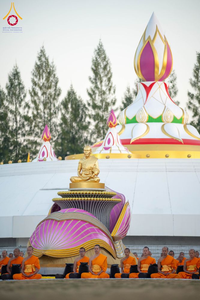 ภาพ No.290618:วันที่ 8 มกราคม พ.ศ. 2569 พระธรรมยาตราปฏิบัติธรรม และถ่ายภาพหมู่ประวัติศาสตร์ ในโครงการธรรมยาตรา กตัญญูบูชามหาปูชนียาจารย์ พระมงคลเทพมุนี(สด จนฺทสโร) พระผู้ปราบมาร อนุสรณ์สถาน 7 แห่ง ปีที่ 14 ณ อนุสรณ์สถานคลองบางนางแท่น อ.สามพราน จ.นครปฐม