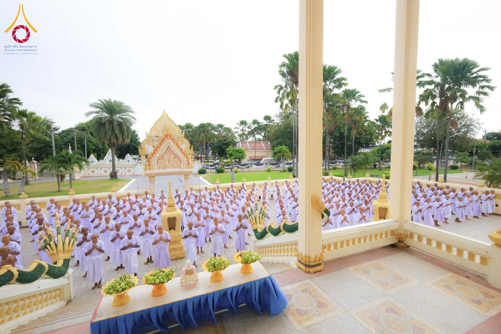 ภาพ No.278597:วันอาทิตย์ที่ 14 ธันวาคม พ.ศ.2568  พิธีเวียนประทักษิณ พิธีวันทาสีมาพระประธาน โครงการบวชบูชาธรรมมหาปูชนียาจารย์ ของศูนย์ปฏิบัติธรรมบุรีรัมย์ ณ วัดกลาง พระอารามหลวง จังหวัดบุรีรัมย์