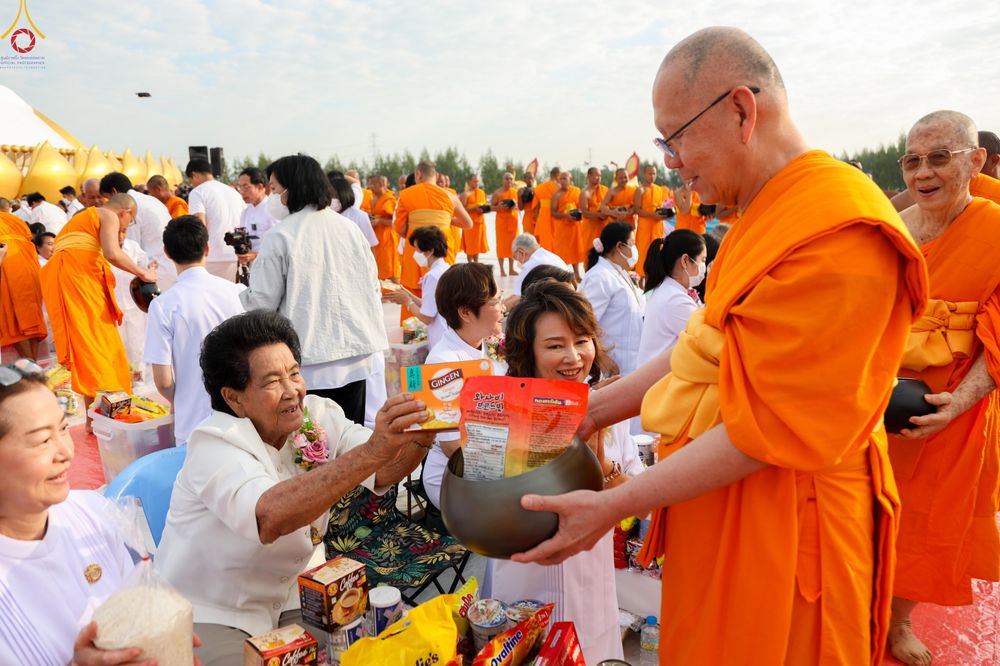 ภาพ No.302676:วันที่ 24 มกราคม พ.ศ. 2569 พิธีตักบาตรพระธรรมยาตรา(ภาพชุดที่ 2) ณ อนุสรณ์สถานลำดับที่ 5 สถานที่เผยแผ่วิชชาธรรมกายครั้งแรก อนุสรณ์สถานบางปลา วัดบางปลา อำเภอบางเลน จังหวัดนครปฐม ในโครงการธรรมยาตรา กตัญญูบูชา มหาปูชนียาจารย์ พระมงคลเทพมุนี(สด จนฺทสโร) พระผู