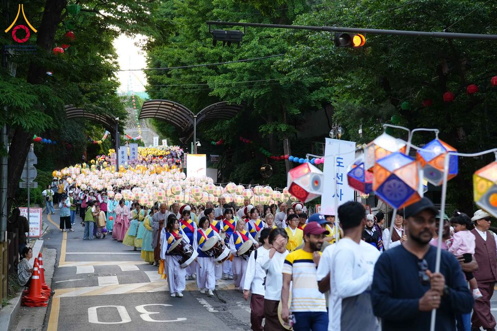 ภาพ No.328943:วันเสาร์ที่ 16 พฤษภาคม พ.ศ.2569 งานเทศกาลโคมวิสาขบูชานานาชาติ หรือ ยอนดึงฮเว  연등회 (Lotus Lantern Festival) ประจำปี 2569 ประเทศเกาหลีใต้