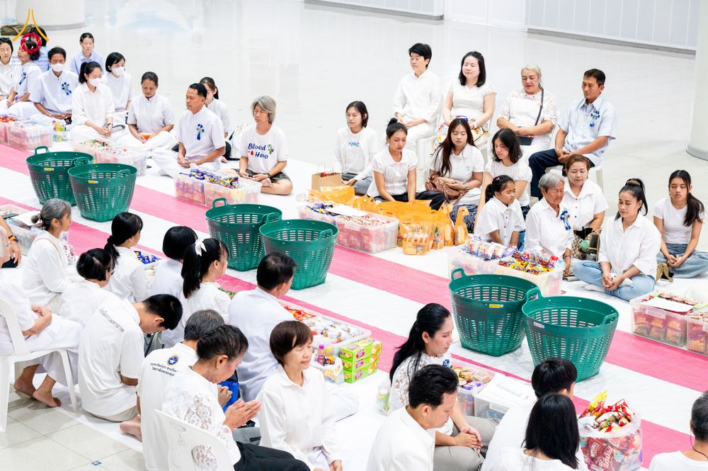 ภาพ No.322877:วันเสาร์ที่ 18 เมษายน พ.ศ. 2569 ตักบาตรฉลองพระใหม่ โครงการอุปสมบทหมู่ธรรมทายาท ระดับอุดมศึกษา รุ่นที่ 53 ภาคฤดูร้อน  ณ ฟ้องปฏิบัติธรรม ชั้นลอย 1/2 มหารัตนวิหารคด คอร์ 13 วัดพระธรรมกาย