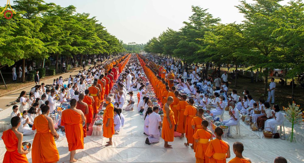 ภาพ No.81360:พิธีตักบาตรพระ ๑,๐๒๘ รูป ถวายเป็นพุทธบูชา เนื่องในสัปดาห์วิสาขบูชาโลก  ช่วยคณะสงฆ์ ๓๒๓ วัด ๔ จังหวัดชายแดนใต้ วันอาทิตย์ที่ ๒๘ พฤษภาคม พ.ศ.๒๕๖๖ ณ ศูนย์ปฎิบัติธรรมดอยหล่อ อำเภอดอยหล่อ จังหวัดเชียงใหม่
