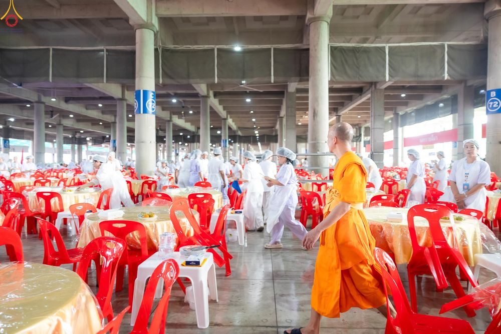 ภาพ No.325850:วันที่ 22 เมษายน พ.ศ.2569(วันคุ้มครองโลก) งานถวายมหาสังฆทาน 40,000 กว่าวัดทั่วประเทศ เจ้าหน้าที่ สาธุชน ร่วมใจจัดเตรียมภัตตาหารเพล (ชุด 2)