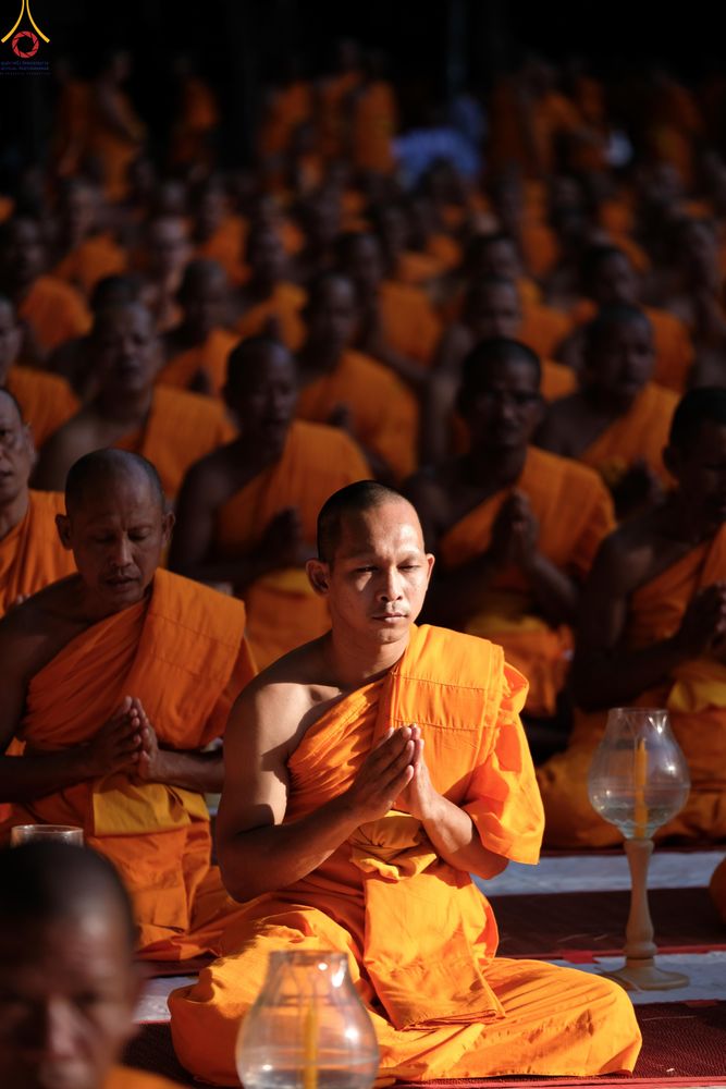 ภาพ No.290046:วันที่ 6 มกราคม พ.ศ. 2569 พิธีจุดประทีปถวายเป็นพุทธบูชา และบูชาธรรมมหาปูชนียาจารย์ (ภาพชุดที่ 2) ณ อนุสรณ์สถานมหาวิหารพระมงคลเทพมุนี (โลตัสแลนด์) อ.สองพี่น้อง จ.สุพรรณบุรี ในโครงการธรรมยาตรา กตัญญูบูชา มหาปูชนียาจารย์ พระมงคลเทพมุนี(สด จนฺทสโร) พระผู้ปรา