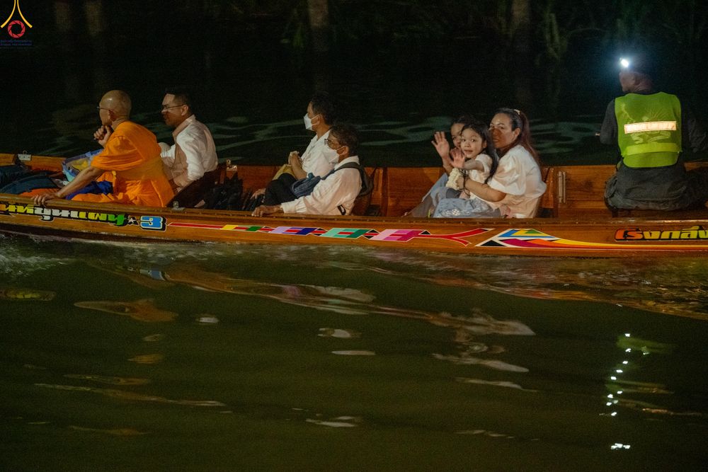 ภาพ No.297228:วันที่ 17 มกราคม พ.ศ. 2569 พิธีจุดประทีปถวายเป็นพุทธบูชา และบูชาธรรมมหาปูชนียาจารย์ (ภาพชุดที่ 2) ณ วัดโบสถ์บน ต.บางคูเวียง จ.นนทบุรี อนุสรณ์สถานลำดับที่ 4 สถานที่เกิดด้วยกายธรรม ในโครงการธรรมยาตรา กตัญญูบูชา มหาปูชนียาจารย์ พระมงคลเทพมุนี(สด จนฺทสโร) พร