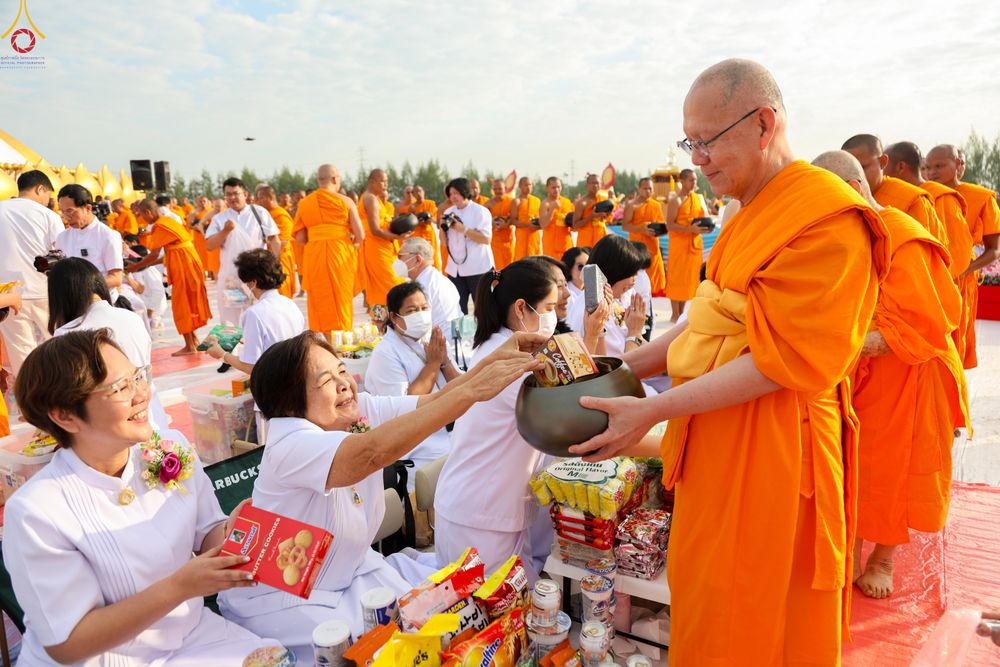 ภาพ No.302674:วันที่ 24 มกราคม พ.ศ. 2569 พิธีตักบาตรพระธรรมยาตรา(ภาพชุดที่ 2) ณ อนุสรณ์สถานลำดับที่ 5 สถานที่เผยแผ่วิชชาธรรมกายครั้งแรก อนุสรณ์สถานบางปลา วัดบางปลา อำเภอบางเลน จังหวัดนครปฐม ในโครงการธรรมยาตรา กตัญญูบูชา มหาปูชนียาจารย์ พระมงคลเทพมุนี(สด จนฺทสโร) พระผู