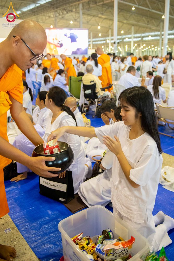 ภาพ No.308255:วันที่ 1  กุมภาพันธ์ พ.ศ. 2569 พิธีตักบาตรข้าวสารอาหารแห้ง ณ บ้านแก้วเรือนทองคุณยาย สภาธรรมกายสากล วัดพระธรรมกาย