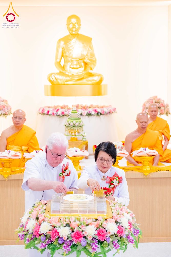 ภาพ No.319165:วันที่ 29 มีนาคม พ.ศ.2569 พิธีอัญเชิญรูปหล่อพระมงคลเทพมุนี (สด จนฺทสโร) ประดิษฐาน ณ ห้องปฏิบัติธรรม “มงคลรัตนโชติ”  วัดพระธรรมกายชิคาโก ประเทศสหรัฐอเมริกา