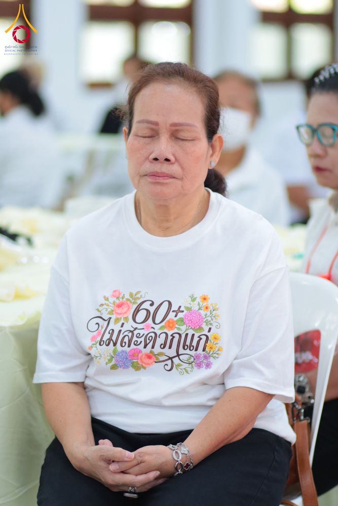 ภาพ No.327443:วันศุกร์ที่ 1 พฤษภาคม พ.ศ. 2569 รวมใจพสกนิกรชาวอำเภอคลองหลวง ประดิษฐ์ดอกไม้จันทน์ เพื่อใช้ในพิธีถวายดอกไม้จันทน์ในงานพระราชพิธีถวายพระเพลิงพระบรมศพ สมเด็จพระนางเจ้าสิริกิติ์ พระบรมราชินีนาถ พระบรมราชชนนีพันปีหลวง ณ วัดพระธรรมกาย