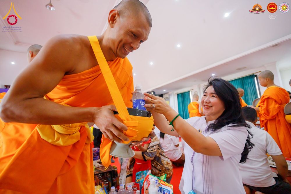ภาพ No.283539:วันอาทิตย์ที่ 21 ธันวาคม  2568 พิธีบิณฑบาตฉลองสามเณรใหม่ ประเทศอินโดนีเซีย