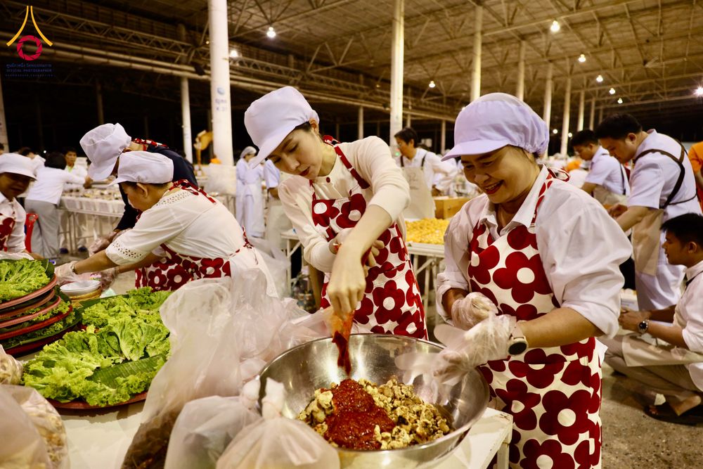 ภาพ No.287230:วันที่ 3 มกราคม พ.ศ.2569 พิธีถวายภัตตาหารเป็นสังฆทาน แด่พระธรรมยาตรา ณ วัดพระธรรมกาย  จังหวัดปทุมธานี ในโครงการธรรมยาตรา กตัญญูบูชา มหาปูชนียาจารย์ พระมงคลเทพมุนี(สด จนฺทสโร) พระผู้ปราบมาร อนุสรณ์สถาน 7 แห่ง ปีที่ 14