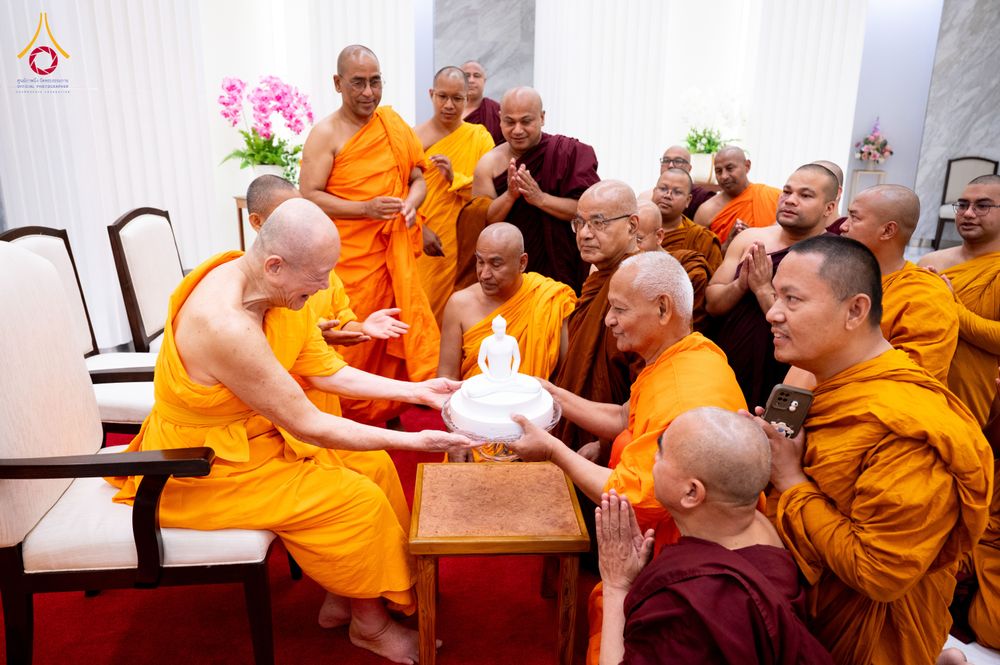 ภาพ No.325549:วันที่ 23 เมษายน พ.ศ.2569 หลวงพ่อทัตตชีโว รองเจ้าอาวาสวัดพระธรรมกาย ถวายการต้อนรับและปฏิสันถารคณะสงฆ์เมียนมาร์และเนปาล