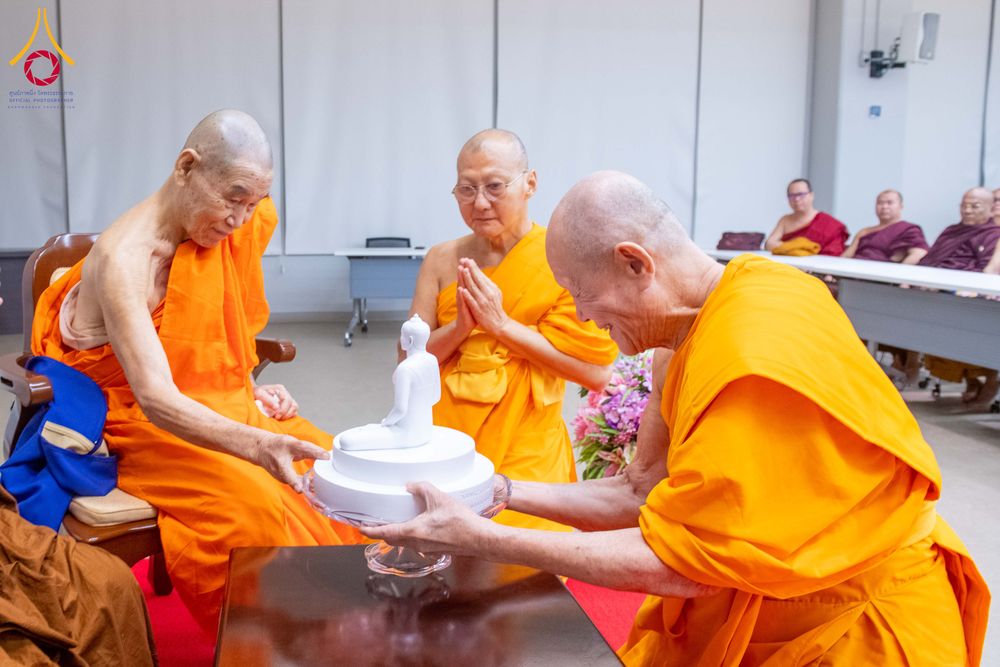 ภาพ No.324853:วันพฤหัสบดีที่ 23 เมษายน พ.ศ.2569  หลวงพ่อทัตตชีโว รองเจ้าอาวาสวัดพระธรรมกาย ถวายการต้อนรับและปฏิสันถารคณะชาวเมียนมาและคณะไทยใหญ่