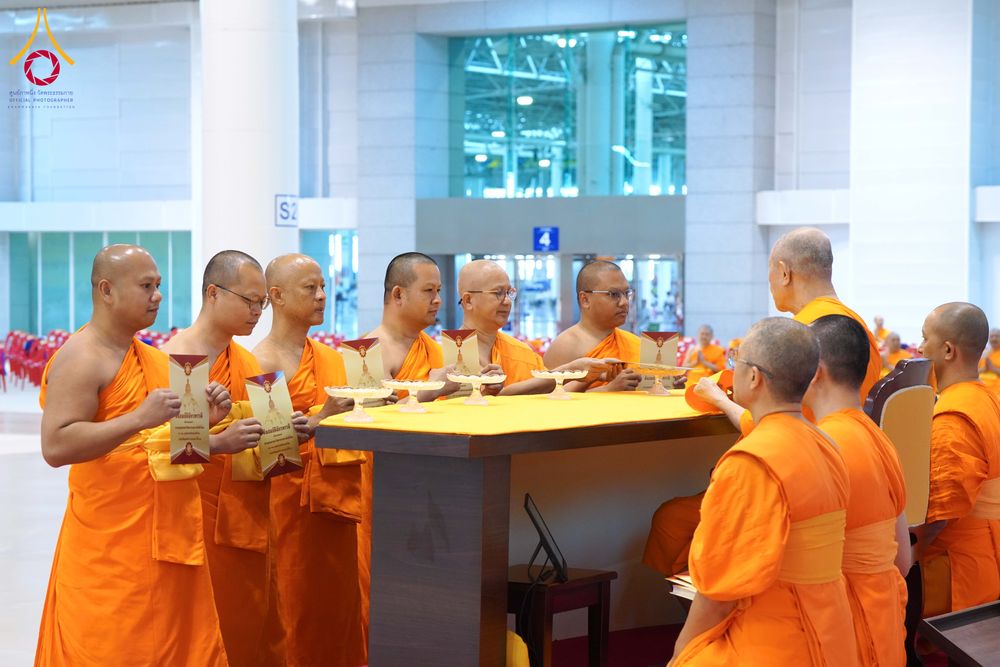 ภาพ No.284822:วันอาทิตย์ที่ 14 ธันวาคม พ.ศ.2568  พิธีปฏิบัติธรรม พิธีถวายภัตตาหารเป็นสังฆทาน พิธีมอบต้นสมบัติจักรพรรดิ ถวายแด่เจ้าอาวาสและประธานสงฆ์ 236 ศูนย์ส่งเสริมศีลธรรมทั่วโลก ณ สภาธรรมกายสากล วัดพระธรรมกาย