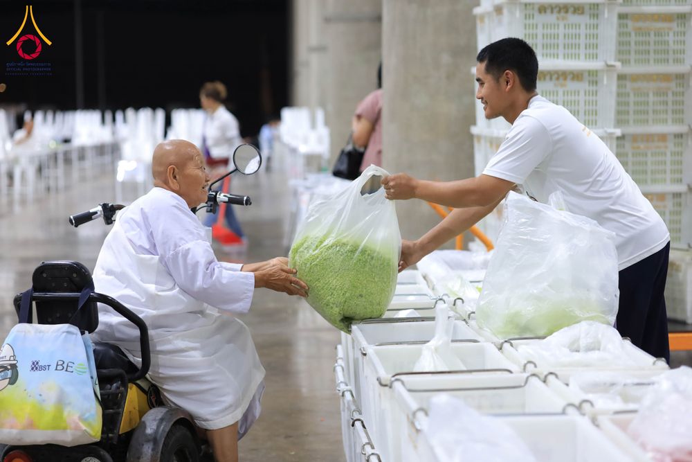 ภาพ No.303286:วันที่ 15-21 มกราคม พ.ศ.2569 ปลิดกลีบดอกเบญจทรัพย์ เพื่อโปรยต้อนรับพระธรรมยาตรา ในโครงการธรรมยาตรา กตัญญูบูชา มหาปูชนียาจารย์ พระมงคลเทพมุนี(สด จนฺทสโร) พระผู้ปราบมาร อนุสรณ์สถาน 7 แห่ง ปีที่ 14 ณ วิหารคด วัดพระธรรมกาย