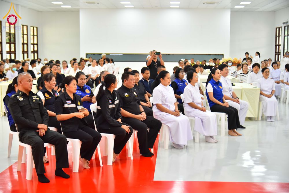 ภาพ No.327425:วันศุกร์ที่ 1 พฤษภาคม พ.ศ. 2569 รวมใจพสกนิกรชาวอำเภอคลองหลวง ประดิษฐ์ดอกไม้จันทน์ เพื่อใช้ในพิธีถวายดอกไม้จันทน์ในงานพระราชพิธีถวายพระเพลิงพระบรมศพ สมเด็จพระนางเจ้าสิริกิติ์ พระบรมราชินีนาถ พระบรมราชชนนีพันปีหลวง ณ วัดพระธรรมกาย
