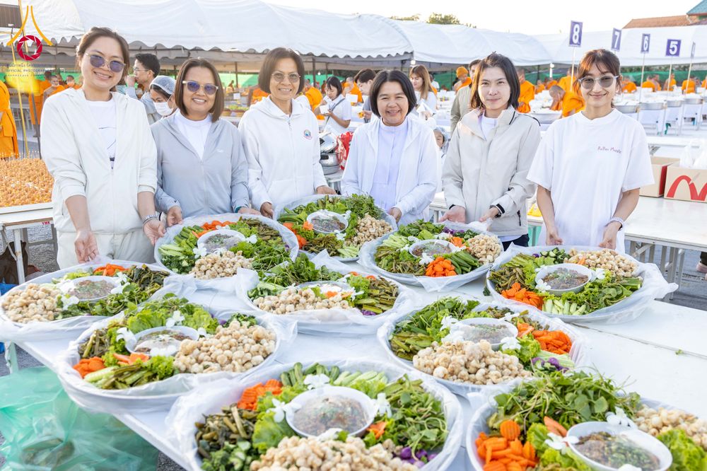 ภาพ No.289865:วันที่ 8 มกราคม พ.ศ. 2569 พิธีถวายภัตตาหารเป็นสังฆทาน แด่พระธรรมยาตรา ณ อนุสรณ์สถานคลองบางนางแท่น อ.สามพราน จ.นครปฐม ในโครงการธรรมยาตรา กตัญญูบูชา มหาปูชนียาจารย์ พระมงคลเทพมุนี(สด จนฺทสโร) พระผู้ปราบมาร อนุสรณ์สถาน 7 แห่ง ปีที่ 14