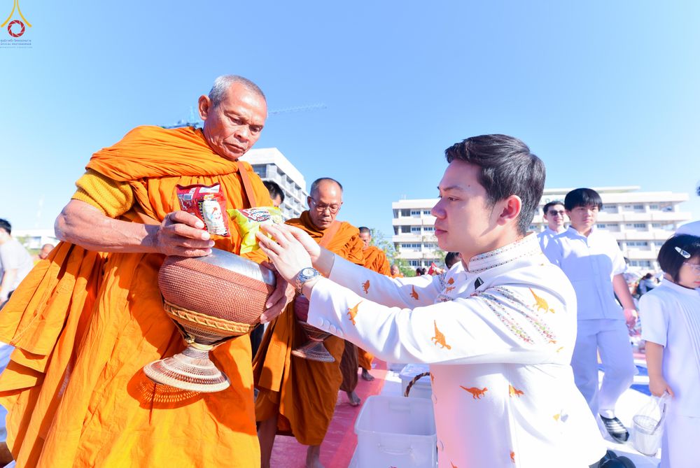 ภาพ No.280244:วันอังคารที่ ๓๐ ธันวาคม พ.ศ. ๒๕๖๘ พิธีตักบาตรพระ ๑,๐๖๙ รูป จังหวัดกาฬสินธุ์   ณ บริเวณสนามหน้าศาลากลาง จังหวัดกาฬสินธุ์ (หลังเก่า)