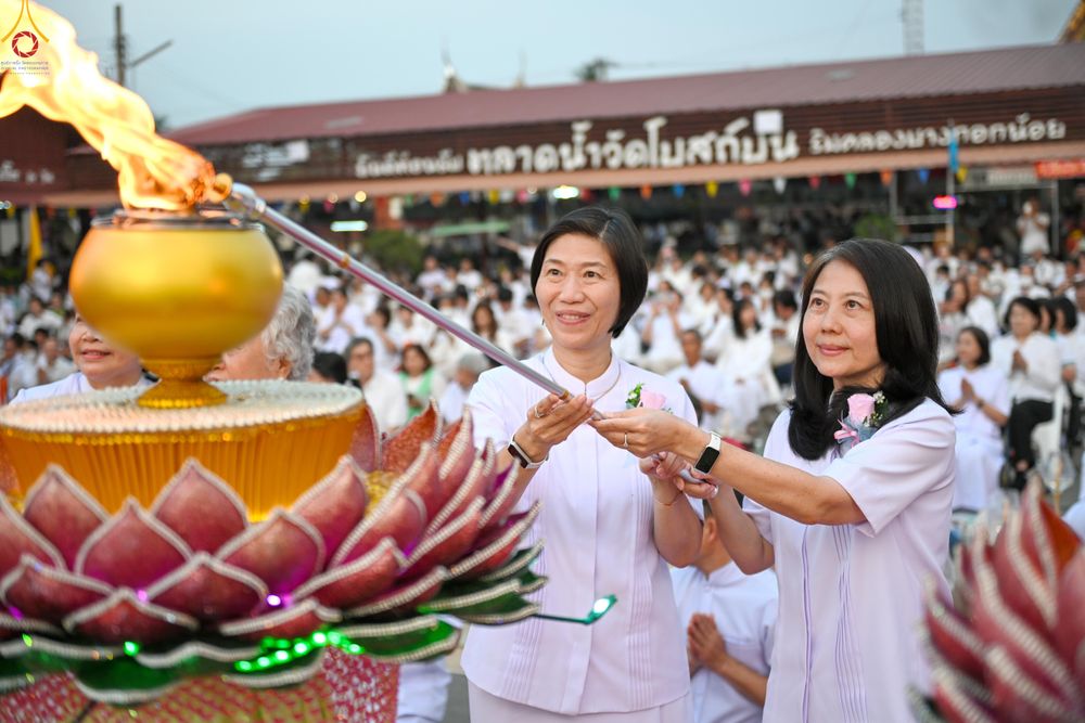 ภาพ No.297029:วันที่ 17 มกราคม พ.ศ. 2569 พิธีจุดประทีปถวายเป็นพุทธบูชา และบูชาธรรมมหาปูชนียาจารย์ (ภาพชุดที่ 2) ณ วัดโบสถ์บน ต.บางคูเวียง จ.นนทบุรี อนุสรณ์สถานลำดับที่ 4 สถานที่เกิดด้วยกายธรรม ในโครงการธรรมยาตรา กตัญญูบูชา มหาปูชนียาจารย์ พระมงคลเทพมุนี(สด จนฺทสโร) พร