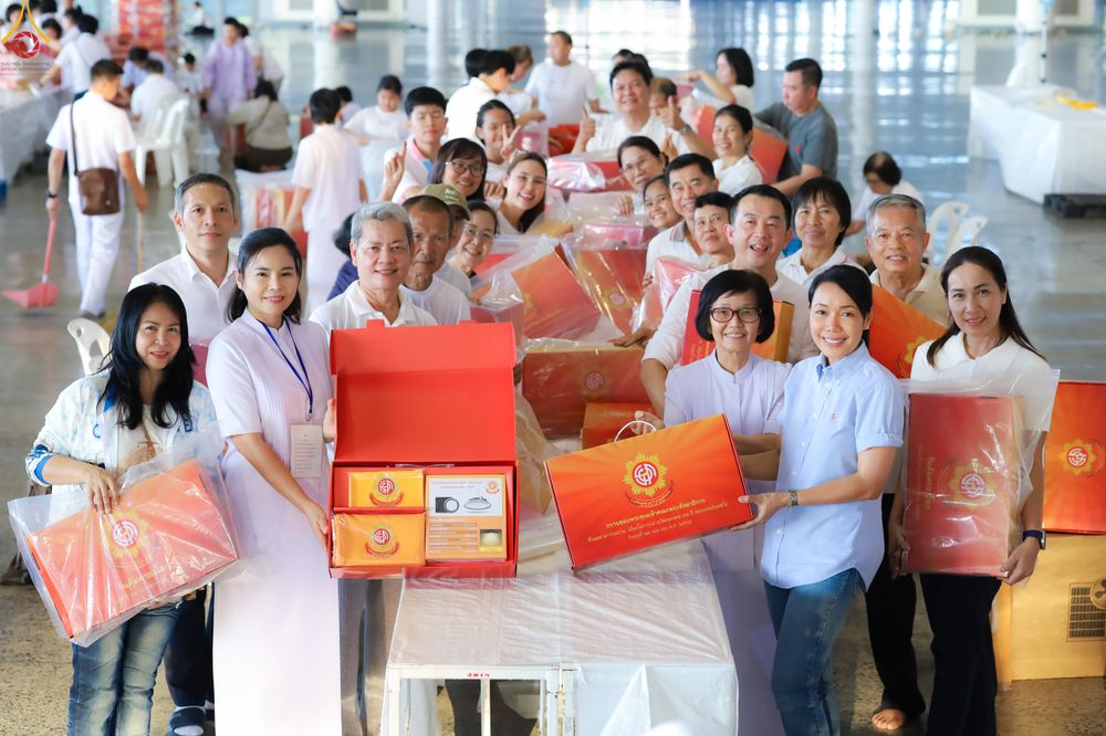 ภาพ No.321995:วันที่ 12 -13 เมษายน พ.ศ.2569 การเตรียมกล่องไทยธรรม + การขนย้ายเก้าอี้ เพื่องานถวายมหาสังฆทาน 40,000 กว่าวัดทั่วประเทศ วันคุ้มครองโลก 22 เมษายน พ.ศ.2569 วัดพระธรรมกาย