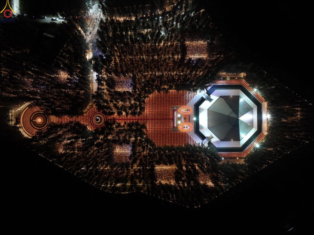 ภาพ No.289141:วันที่ 6 มกราคม พ.ศ. 2569 พิธีจุดประทีปถวายเป็นพุทธบูชา และบูชาธรรมมหาปูชนียาจารย์ ณ อนุสรณ์สถานมหาวิหารพระมงคลเทพมุนี (โลตัสแลนด์) อ.สองพี่น้อง จ.สุพรรณบุรี ในโครงการธรรมยาตรา กตัญญูบูชา มหาปูชนียาจารย์ พระมงคลเทพมุนี(สด จนฺทสโร) พระผู้ปราบมาร อนุสรณ์สถ