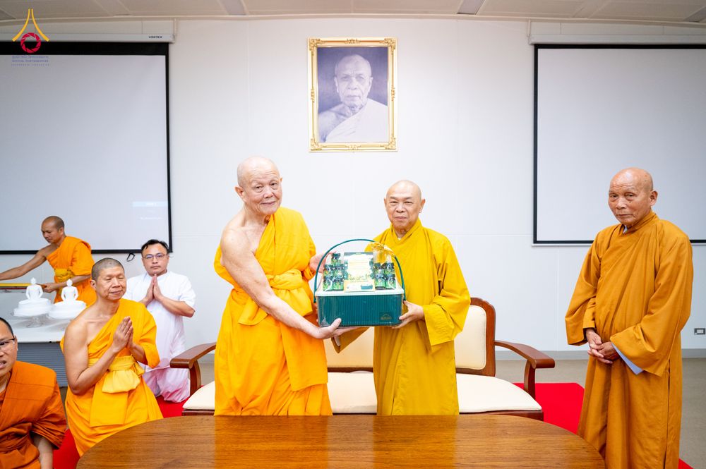 ภาพ No.324834:วันอังคารที่ 21 เมษายน พ.ศ.2569  หลวงพ่อทัตตชีโว รองเจ้าอาวาสวัดพระธรรมกาย ถวายการต้อนรับและปฏิสันถารคณะสงฆ์จากประเทศเวียดนาม