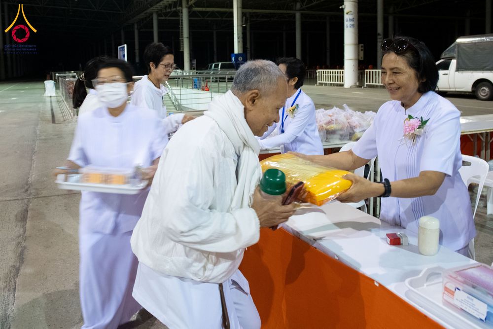 ภาพ No.279036:วันที่ 2 มกราคม พ.ศ.2569 พิธีถวายภัตตาหารเป็นสังฆทาน แด่พระธรรมยาตรา ณ วัดพระธรรมกาย ปทุมธานี ในโครงการธรรมยาตรา กตัญญูบูชา มหาปูชนียาจารย์ พระมงคลเทพมุนี(สด จนฺทสโร) พระผู้ปราบมาร อนุสรณ์สถาน 7 แห่ง ปีที่ 14