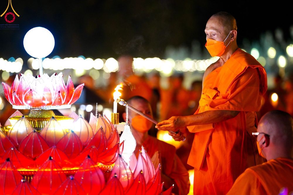 ภาพ No.97153:พิธีลอยกระทงธรรม ณ สระเศรษฐีทะเลบุญ มหาวิหารพระมงคลเทพมุนี (สด จนฺทสโร) และพิธีสวดธรรมจักร ครบ 5,899,999,999 จบ เนื่องในวันลอยกระทง วันพระขึ้น 15 ค่ำ เดือน 12 ณ วัดพระธรรมกาย จ.ปทุมธานี วันที่ 27 พฤศจิกายน พ.ศ. 2566