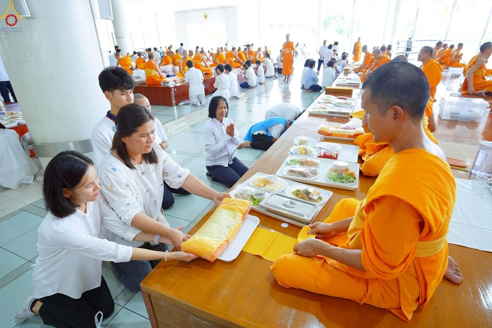 ภาพ No.246997:วันที่ 20 กันยายน พ.ศ. 2568 พิธีถวายเมนูสวรรค์เพื่อการบรรลุธรรม ณ หอฉันคุณยายอาจารย์ฯ วัดพระธรรมกาย