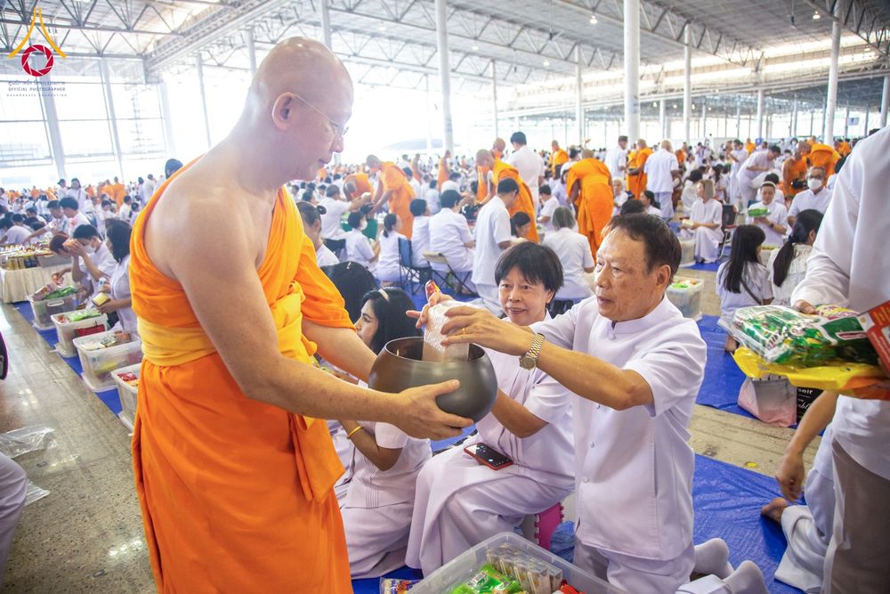 ภาพ No.133821:พิธีตักบาตร ข้าวสารอาหารแห้ง ณ บ้านแก้วเรือนทองคุณยายฯ สภาธรรมกายสากล วัดพระธรรมกาย วันอาทิตย์ต้นเดือนที่ 7 เมษายน พ.ศ. 2567