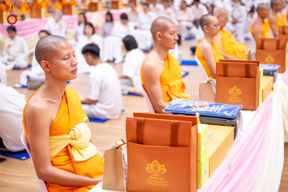 ภาพ No.272871:วันอาทิตย์ที่ 23 พฤศจิกายน พ.ศ.2568 พิธีมุทิตาสักการะ พระมหาเถระและพระเถระ ประจำปีพุทธศักราช 2568 ณ ห้องแก้วสารพัดนึก 2 สภาธรรมกายสากล  วัดพระธรรมกาย