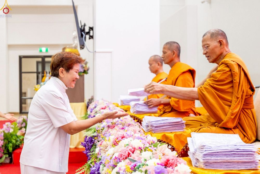 ภาพ No.242722:วันที่ 29-31 สิงหาคม พ.ศ. 2568 องค์กรภาคีเครือข่าย “บวร” (บ้าน-วัด-โรงเรียน-ราชการ) อ.คลองหลวง จัดบวชอุบาสิกาแก้ว ถวายพระราชกุศลแด่สมเด็จพระพันปีหลวง - กตัญญูบูชาแด่ผู้มีพระคุณ