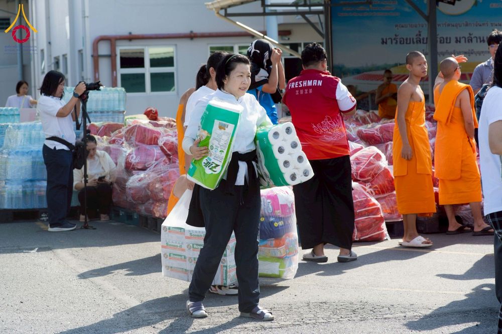 ภาพ No.273675:วันที่ 27 พฤศจิกายน พ.ศ. 2568 คณะศิษยานุศิษย์วัดพระธรรมกาย มูลนิธิธรรมกาย มอบอาหารและสิ่งของความช่วยเหลือให้พี่น้องชาวใต้ ผู้ประสบอุทกภัยน้ำท่วม