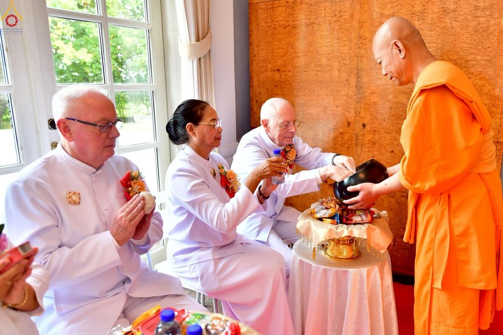 ภาพ No.257389:วันที่ 11 ตุลาคม พ.ศ. 2568 พิธีทอดกฐินสามัคคี  เพื่องานเผยแผ่พระพุทธศาสนา วิชชาธรรมกายสู่ชาวท้องถิ่น ณ วัดพระธรรมกายคอร์ซัวร์ ลุสท์สโกว  ประเทศเดนมาร์ก 