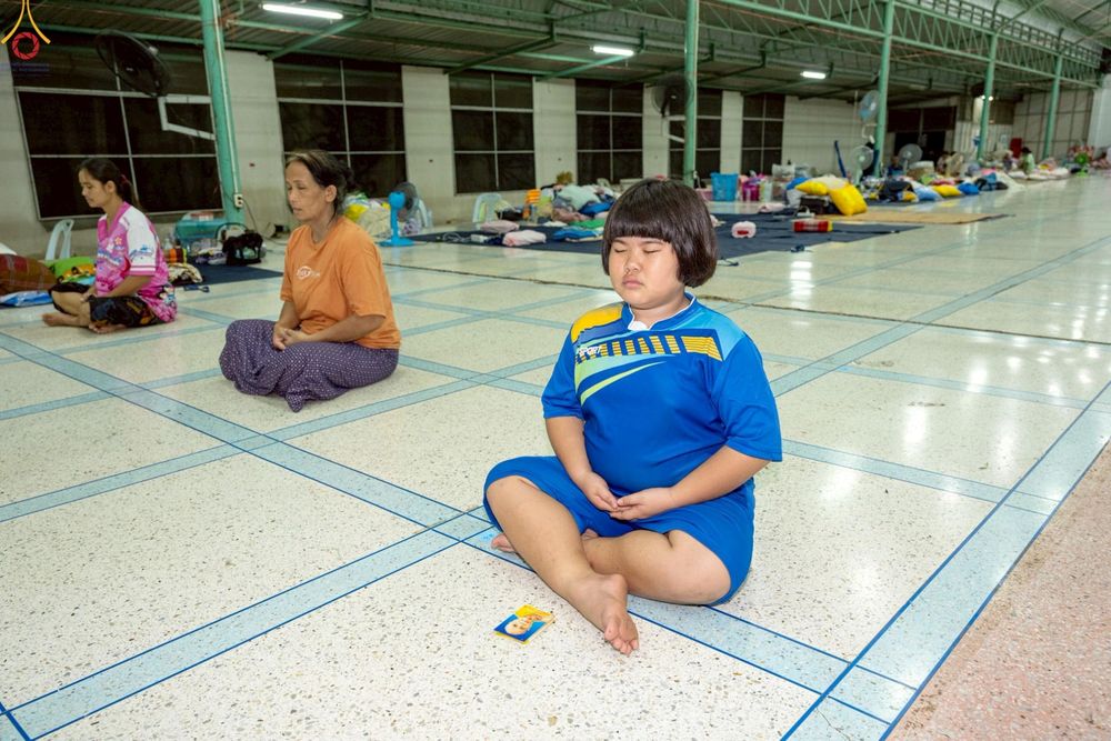 ภาพ No.235397:วันที่ 30-31 กรกฎาคม พ.ศ. 2568 วัดพระธรรมกาย มูลนิธิธรรมกาย ร่วมกับศูนย์ส่งเสริมศีลธรรมจังหวัดสุรินทร์ เปิดศูนย์พักพิงชั่วคราวเพื่อช่วยเหลือประชาชน ผู้อพยพจากเหตุปะทะกันตามแนวชายแดน ไทย-กัมพูชา ตั้งแต่วันที่ 24 กรกฎาคม พ.ศ.2568 เป็นต้นไป