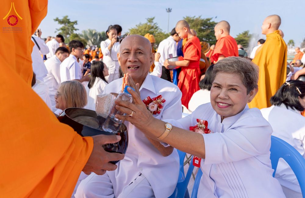 ภาพ No.276914:วันเสาร์ที่ 6 ธันวาคม พ.ศ. 2568 พิธีตักบาตรพระ 1,000 รูป อุทิศถวายพระราชกุศลสมเด็จพระนางเจ้าสิริกิติ์ พระบรมราชินีนาถ พระบรมราชชนนี พันปีหลวง และ ทำบุญเมืองลำปาง ครบรอบ 1,345 ปี ณ ลานพระบรมราชานุสาวรีย์สมเด็จพระนเรศวรมหาราชนครลำปาง อ.เกาะคา จ.ลำปาง