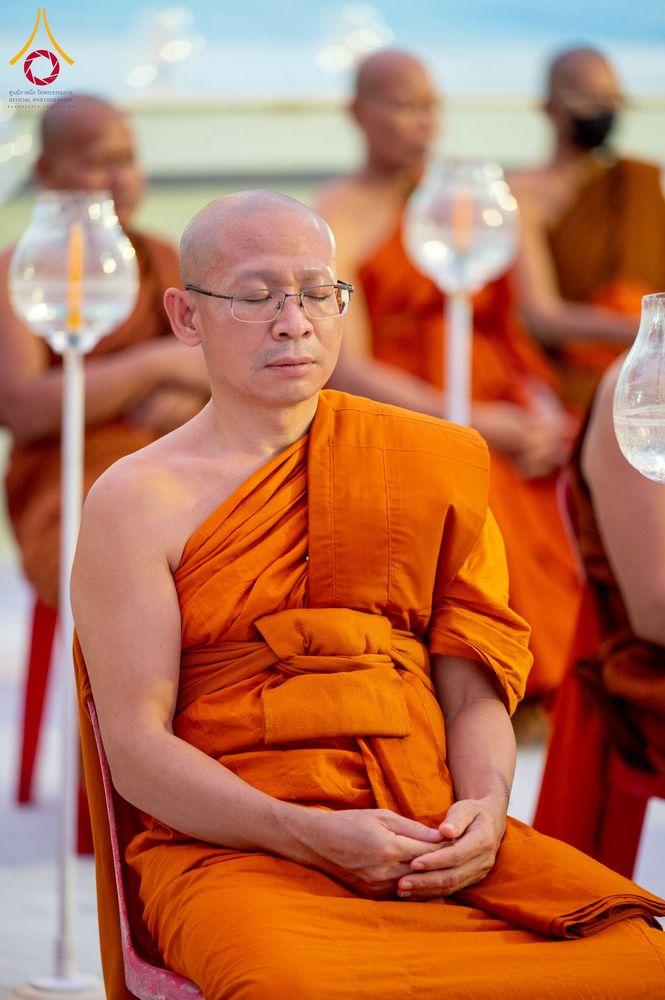 ภาพ No.266102:วันพุธที่ 5 พฤศจิกายน พ.ศ. 2568 (วันพระ ขึ้น 15 ค่ำ เดือน 12) พิธีจุดประทีปโคมลาน, โคมลอย และลอยกระทง ถวายประทีปเป็นพุทธบูชา สร้างความสว่างไสวให้กับแผ่นดินด้วยแสงธรรม ณ พุทธอุทยานนานาชาติ จังหวัดหนองคาย